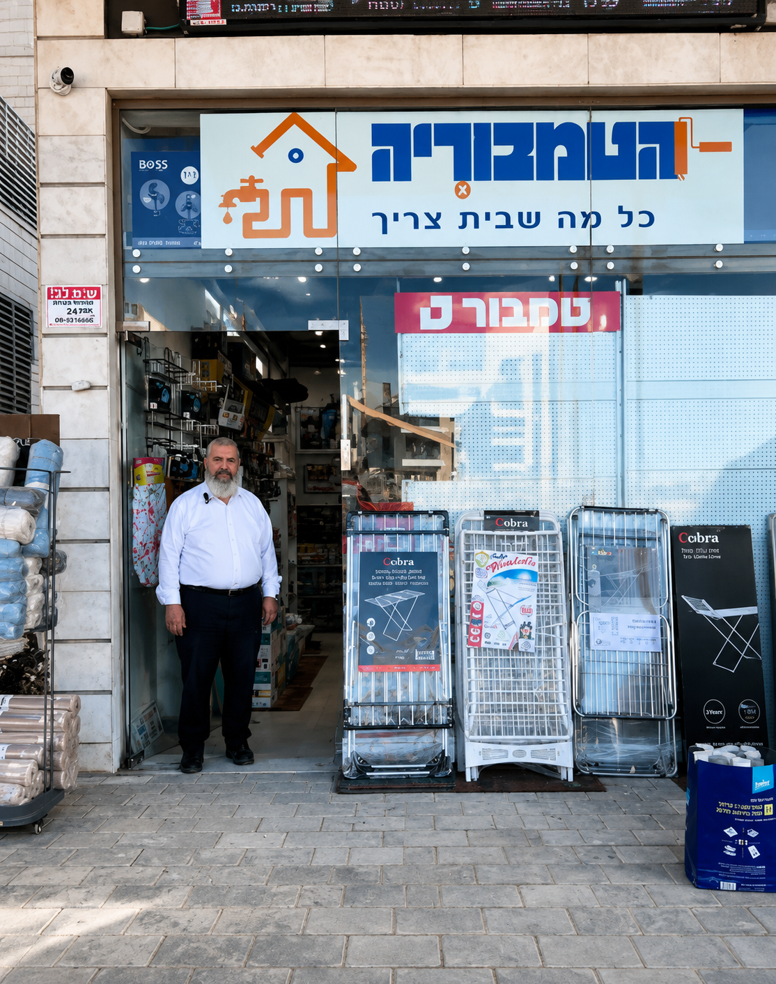 שלום בן דוד בכניסה לטמבוריה בגן יבנה